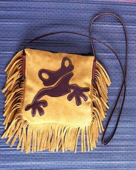 Artesanato com couro de rã